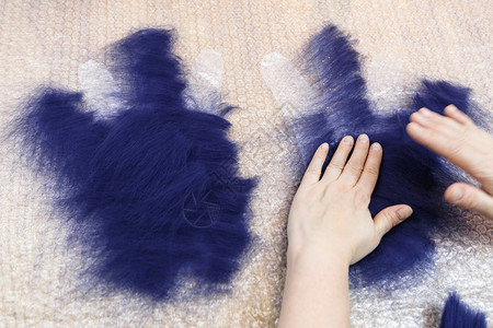 用湿感觉工艺蓝梅里诺羊毛用手套制工艺人图片