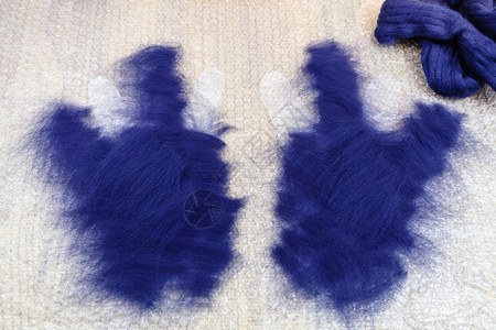 使用湿感觉工艺蓝梅里诺羊毛制手套第一层纤维覆盖的手套切割模式图片