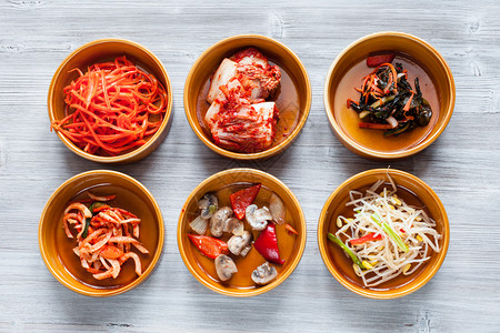 korean烹饪灰色桌面陶瓷碗中各种边盘Banchan或Panchan的顶端视图图片
