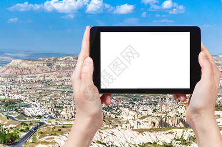 旅行概念土耳其卡帕多西亚省Nevsehir省Nevsehir山谷春季用智能手机拍摄的旅游照片带空白广告位置的剪切屏背景图片