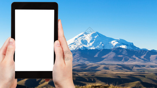 旅行概念俄罗斯北高加索山脉秋季清晨来自Bermamyt高原的Elbrus山旅游照片用智能手机拍摄带空白广告的屏幕图片