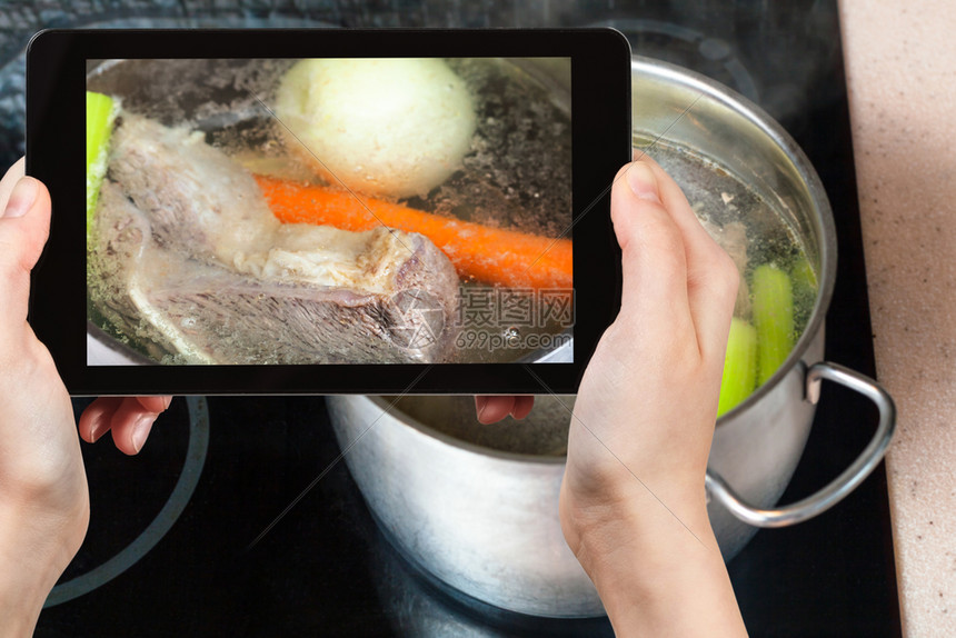 旅行概念观光照片在钢炉锅里煮汤和牛肉在智能手机上关闭照相炉图片