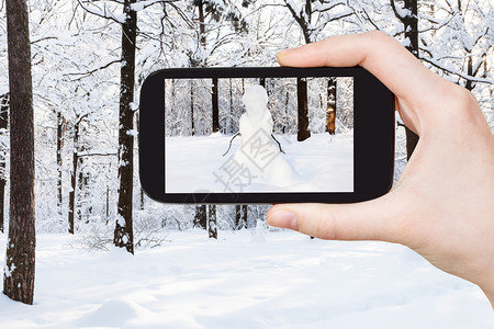 旅游概念俄罗斯莫科智能手机冬季上午雪地草人旅游照片图片