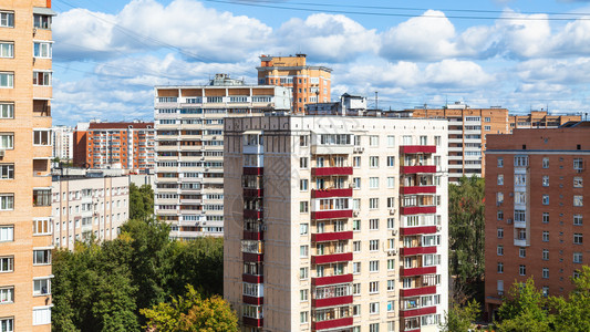 在阳光明媚的夏日莫斯科市高楼房屋的住宅区全景图片