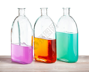 木板上装有彩色水溶液的玻璃瓶木板上装有剪切背景的彩色水溶液玻璃瓶图片
