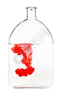 红墨水溶于玻璃瓶中的水在白色背景上隔绝的玻璃瓶中红墨水溶于玻璃瓶中的水在玻璃瓶隔绝的图片