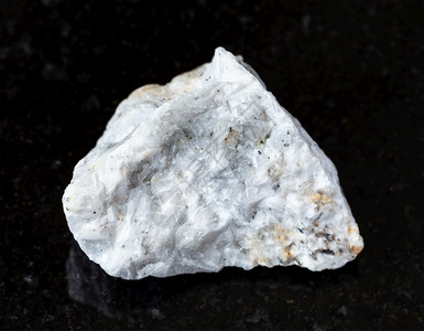 地质采集的自然矿物样本查封来自俄罗斯阿迪盖亚市Maykopsky区Belorechensk矿床的黑花岗岩底的未加工巴里特矿的未加图片