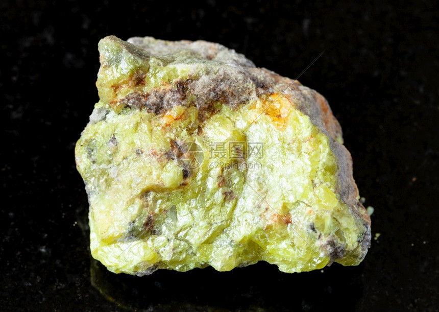 在俄罗斯萨马拉地区vodinskoye矿床黑花岗岩背景的原土硫磺岩石