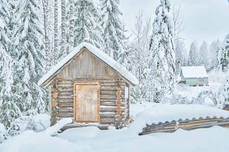 冬天森林中的小木屋图片