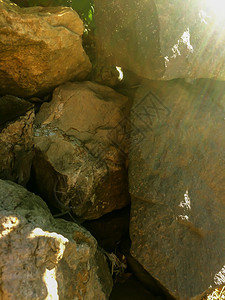 岩石质地夏日苏云岩墙图片