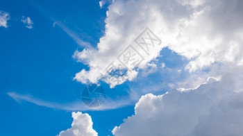 天空中的大片云彩背景图片