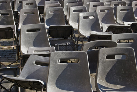 成千张灰色椅子排成一行常设座位空的图片