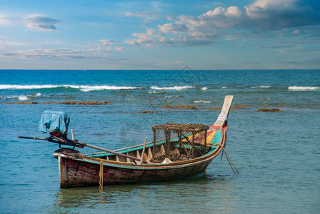 海岸上停泊的渔船图片
