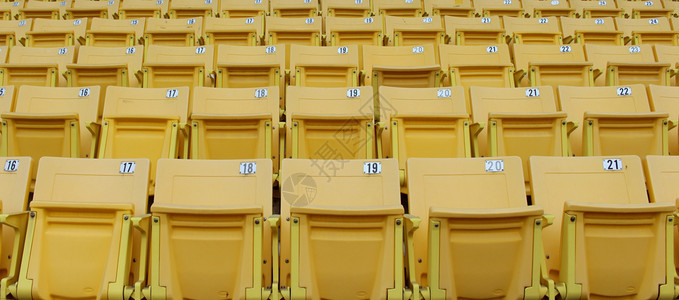 运动竞赛看台上的黄色座位竞技场图片