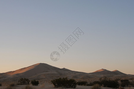 蓝天下的沙漠背景图片