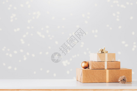 圣诞礼盒在桌子上图片
