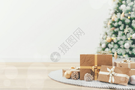 圣诞礼盒在地毯上图片