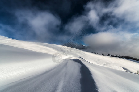 雪山上的道路图片