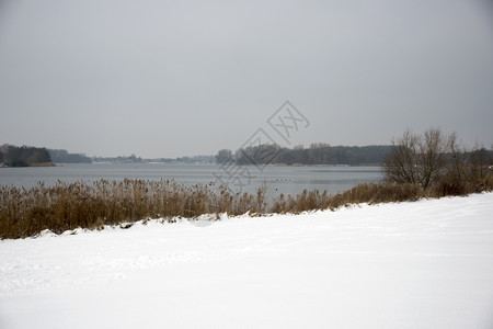 冬季的雪地和河流图片