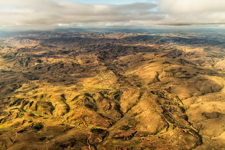 云丘山山脉马达加斯高原地区山形的空中观察图景马达加斯高地天线非洲背景