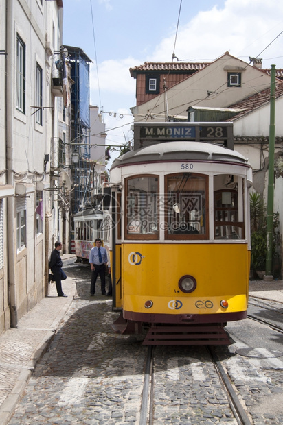 旅行运输里斯本市葡萄牙社论街景电车04921有轨电车图片