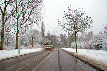 正在扫雪的卡车图片