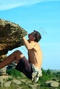室外攀岩极限运动的男生图片