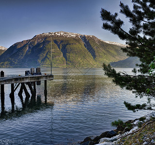 远处的山湖泊和远处的高山背景