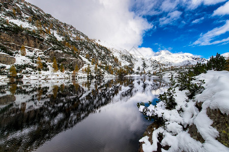 雪山下的山脉和溪水图片