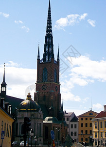 高的一座建筑塔楼大在城市中心有一个塔台在蓝天的背景上在蓝色的天空下历史尖顶图片