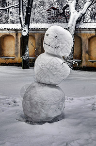 小镇上堆的雪人图片