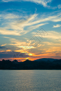 湖泊和落日图片