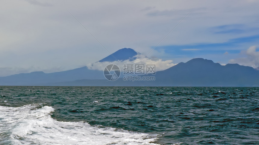 海洋上的浪花图片