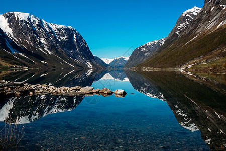 挪威的美丽山脉和湖水图片