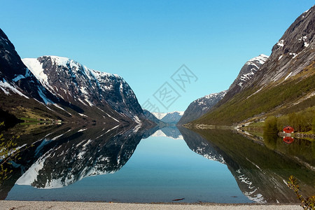 挪威的美丽山脉和湖水图片