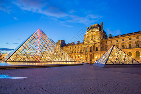巴黎卢浮宫博物馆夜景图片