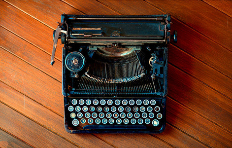 情绪优质的眼睛木桌鸟视图中的旧打字机图片