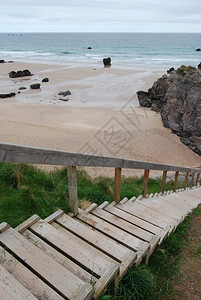 北方云脚步通往苏格兰北部岩石海滩的木制楼梯图片