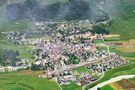 阿尔卑斯山下的村落图片