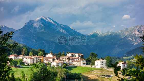 山顶的村落和远处的雪山图片