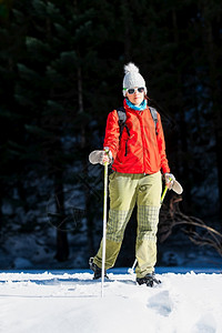 女生在雪山上滑雪图片