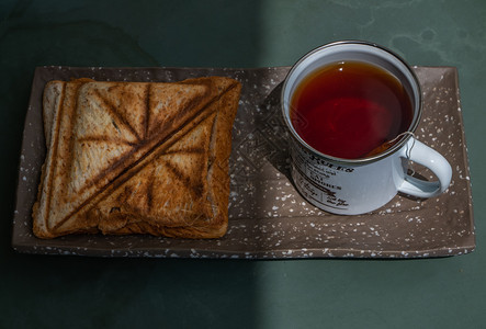 早餐的茶叶和面包图片