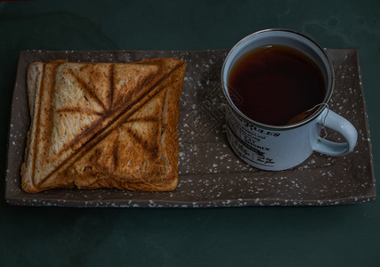 早餐的茶叶和面包图片