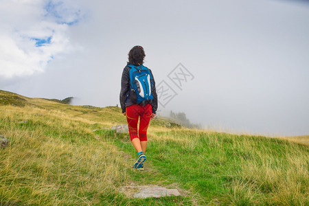 一个女生独自远行登山图片