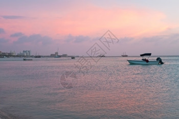 暮运输加勒比阿鲁巴岛棕榈海滩的日落黄昏图片