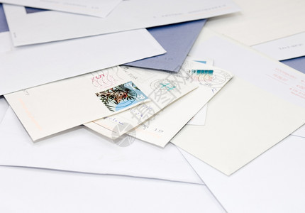 邮票电脑明信片生成的半传输式图像显示地址变更移动搬迁和家情况在一堆邮件上打印个房子的半传送式图像表示地址变更背景图片