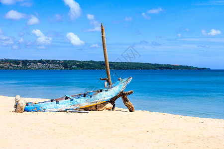 印度尼西亚巴厘岛Jimbaran海滩上的旧船晴天空老的图片