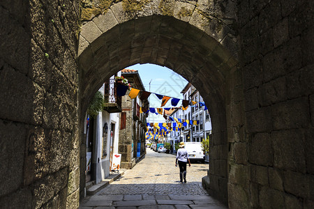 弹头从国王门和葡萄牙历史城镇Trancoso的主要街道内可以看到奥基瓦尔拱门的景象历史破碎的图片