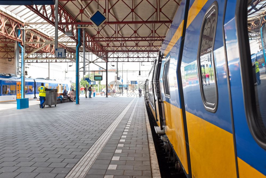 户外到达旅行从荷兰Eindhoven火车站出发的列图片