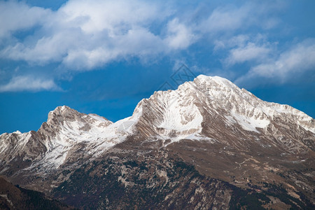 远山雪山美景图片